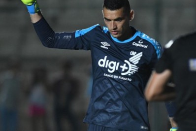 Presidente do Athletico-PR nega ter recebido oferta do Flamengo pelo goleiro Santos