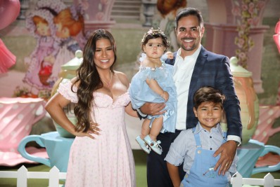 Simone Mendes recebe famosos em festa de aniversário da filha