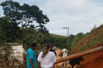 Moradores da rua Direita interditam via em protesto contra a falta de energia