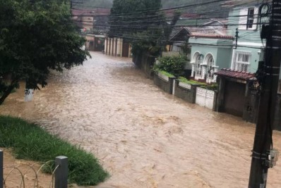 Chuva forte volta a atingir Petrópolis e ruas já estão alagadas