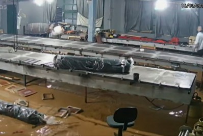 Vídeo mostra momento em que trabalhadores de estamparia no Morro da Oficina são engolidos pelo solo durante a chuva 