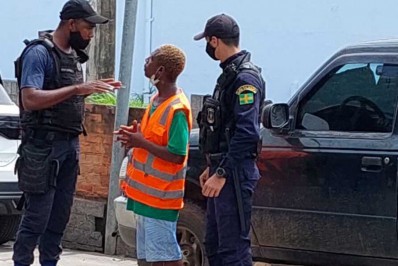 Flanelinha é abordado por agentes municipais na av. Ayrton Senna