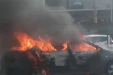 Carro pega fogo na Via Dutra, em Nova Iguaçu