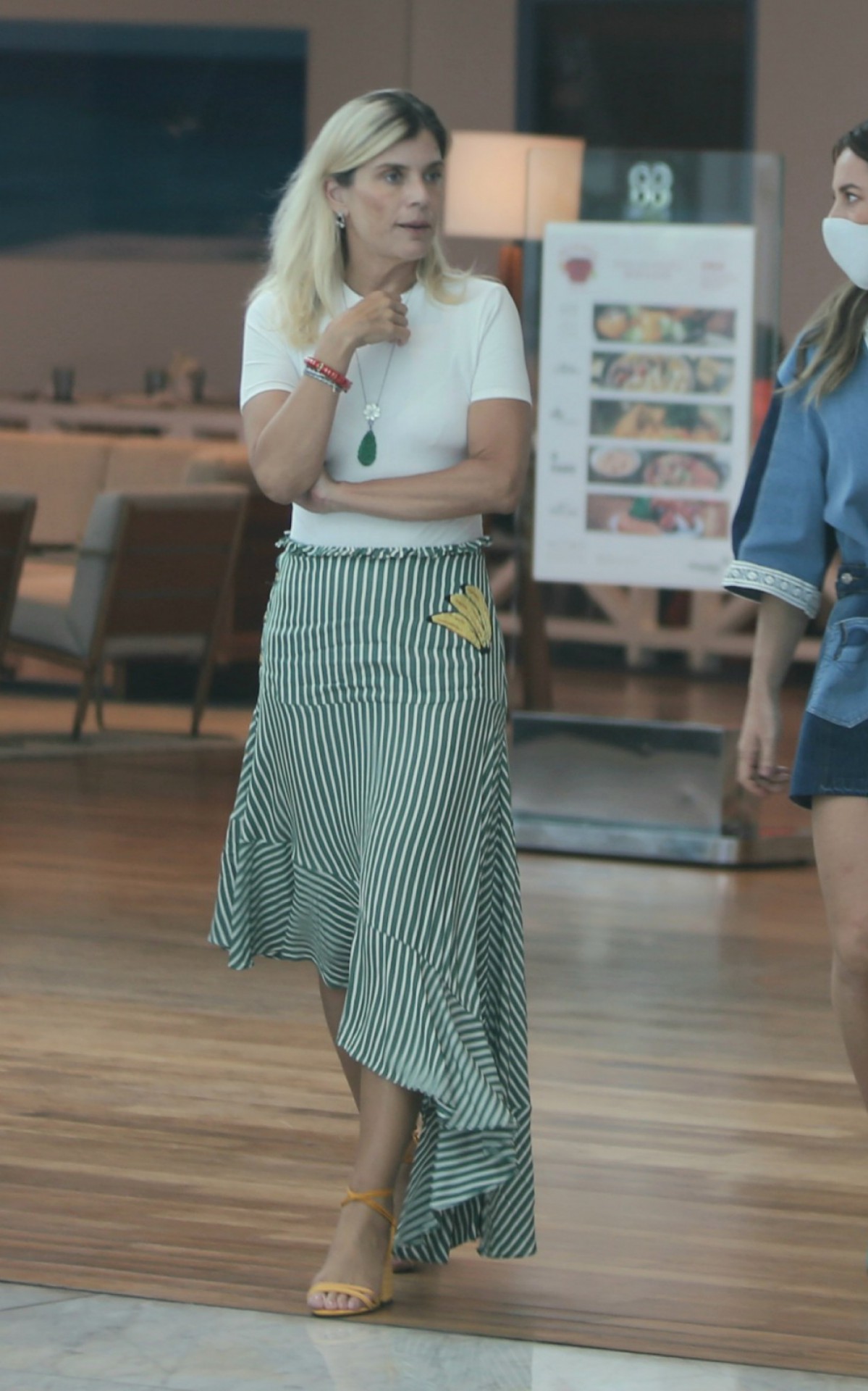 Estilosa, Paolla Oliveira vai a restaurante da Zona Oeste do Rio