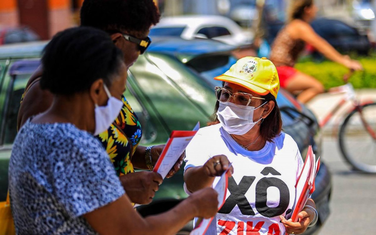 A Secretaria de Sa&uacute;de percorre bairros na semana para orientar os moradores