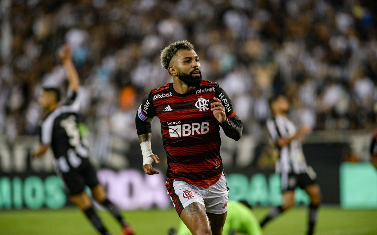 Após mais um gol contra o Botafogo, Gabigol se isola na artilharia do clássico