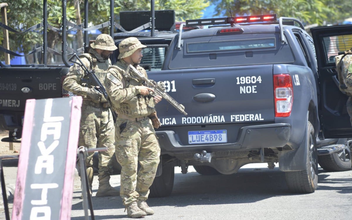 Militares fazem operação no Complexo da Maré nesta quarta-feira (23) - Fábio Costa / Agência O Dia 