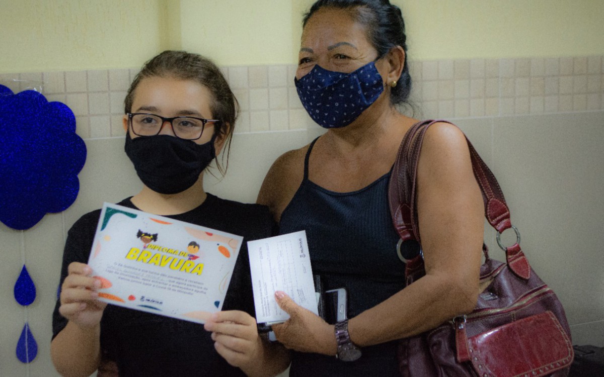 Pais acompanharam a vacina&ccedil;&atilde;o dos filhos que receberam Diploma de Bravura pela imuniza&ccedil;&atilde;o contra a Covid-19