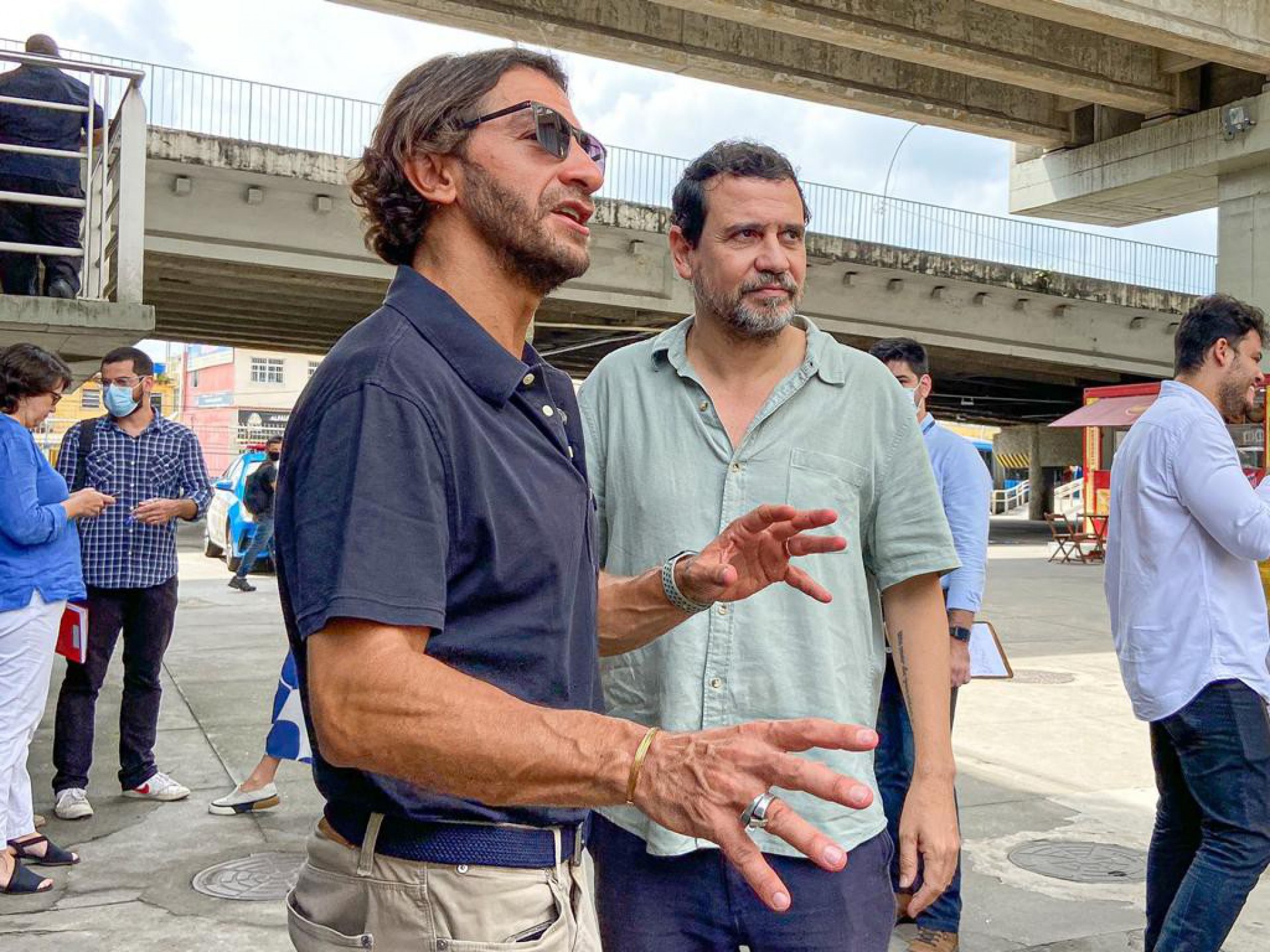 Fabio Szwarcwald, que deixou a direção do Museu de Arte Moderna (MAM-RJ), e o secretário municipal de Cultura, Marcus Faustini, em Madureira, dialogando sobre possibilidades artísticas no bairro - Gui Espinola / Prefeitura do Rio