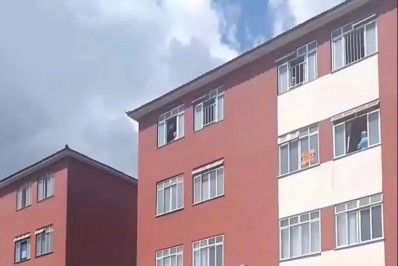 Caminhão que fornece banho solidário aos desabrigados tomba em Petrópolis