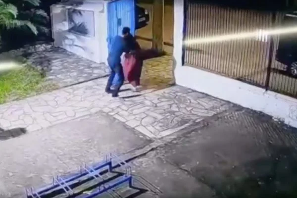Diretora é esfaqueada por aluno na porta de escola
