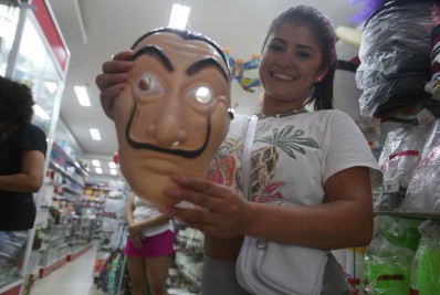 Sem blocos de rua, foliões procuram alternativas para aproveitar o Carnaval