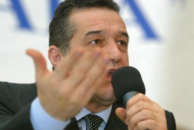 Presidente de clube da Europa decide proibir jogadores vacinados de atuar: 'Perdem a força'