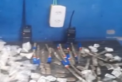 PM prende dupla e apreende drogas no bairro Banco de Areia, em Mesquita