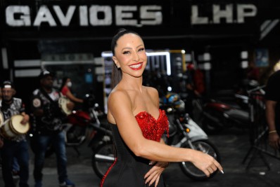 Sabrina Sato se acaba em ensaio de escola de samba