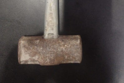 Mulher é presa após agredir funcionária de imobiliária com golpes de marreta, em Saquarema, RJ