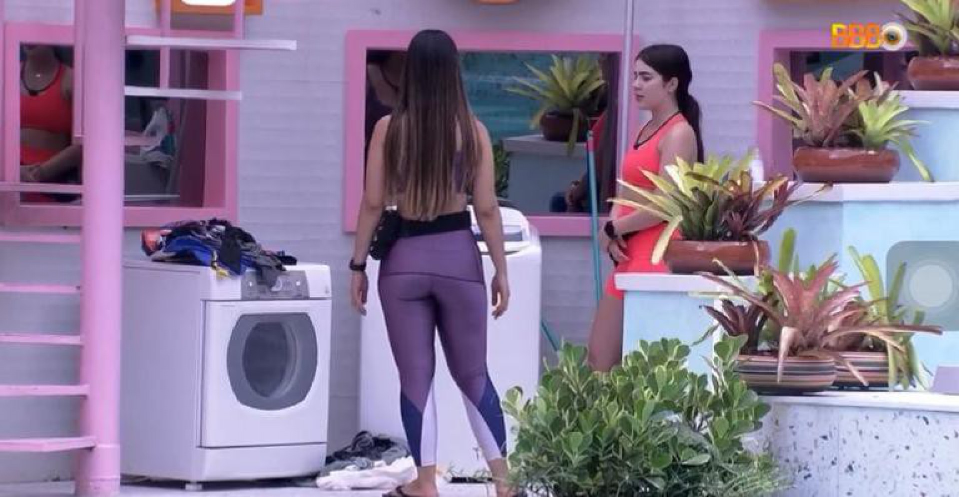 Laís ensina Jade Picon a usar máquina de lavar roupas  - Reprodução/Gshow