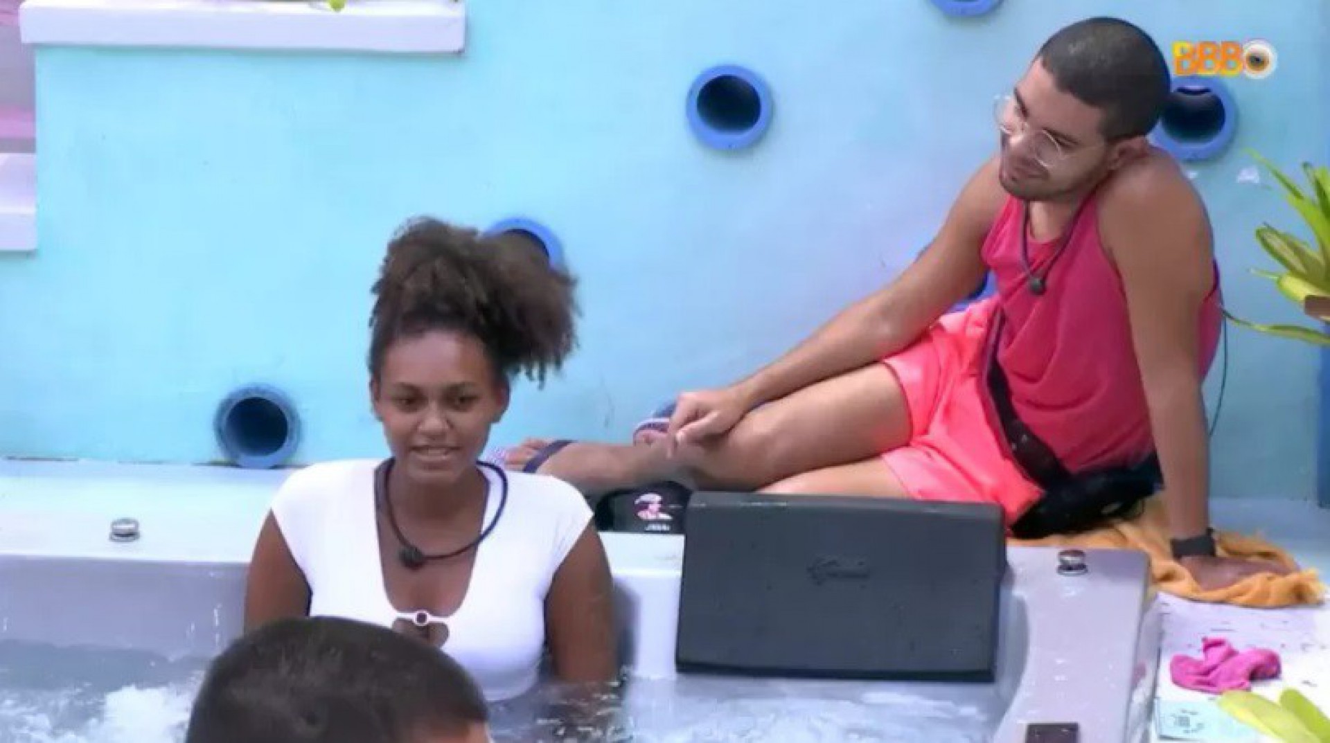 Vyni, Gustavo e Jessi conversam  - Reprodução/Gshow