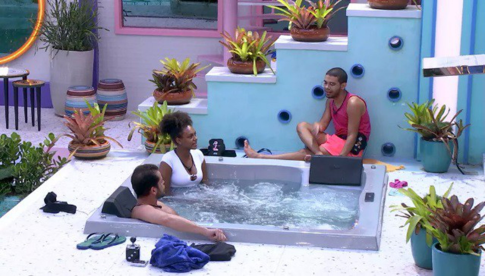 Vyni, Gustavo e Jessi conversam  - Reprodução/Gshow