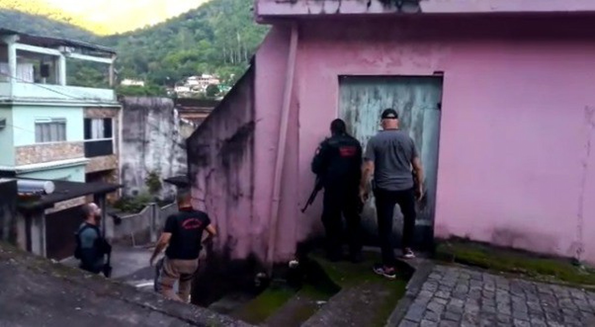 Em Santo Aleixo, em Magé, policiais civis e agentes do Ministério Público fazem a prisão de um dos acusados de pertencer à quadrilha de furto de petróleo. - REPRODUÇÃO DE VÍDEO