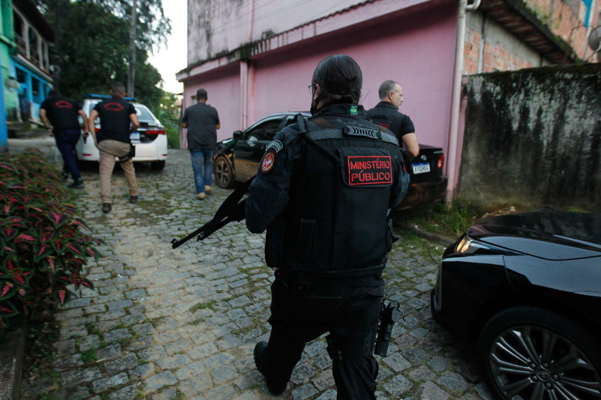 Operação Ratoeira, comandada pela Polícia Civil e Ministério Público, procura membros de quadrilha de roubo de combustíveis. Grupo furtava de dutos da Transpetro - REGINALDO PIMENTA/AGÊNCIA O DIA