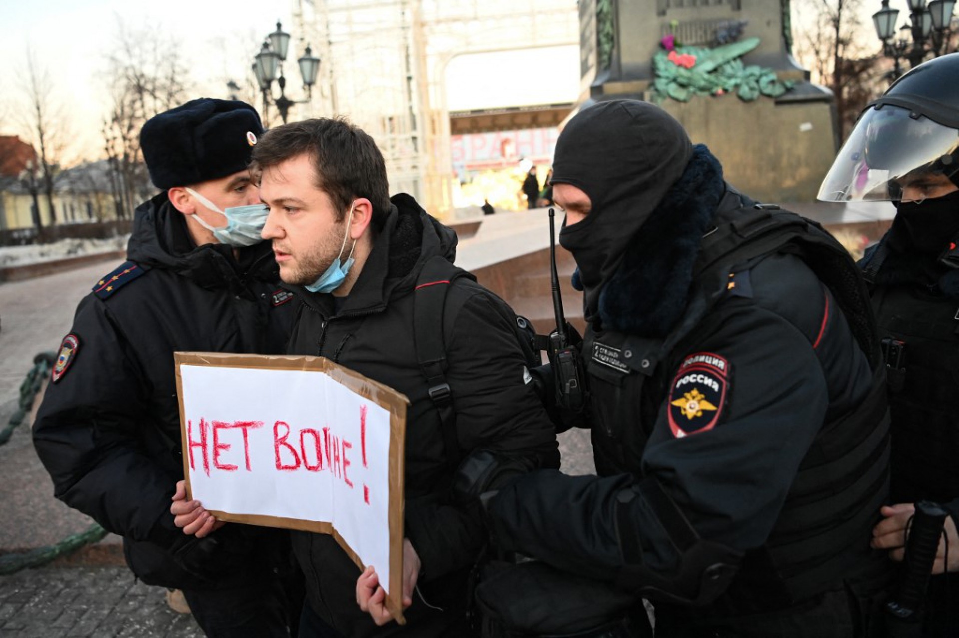 Manifestantes protestam contra ataque russo na Ucrânia. Ativistas estiveram nas ruas de  Moscou - KIRILL KUDRYAVTSEV / AFP