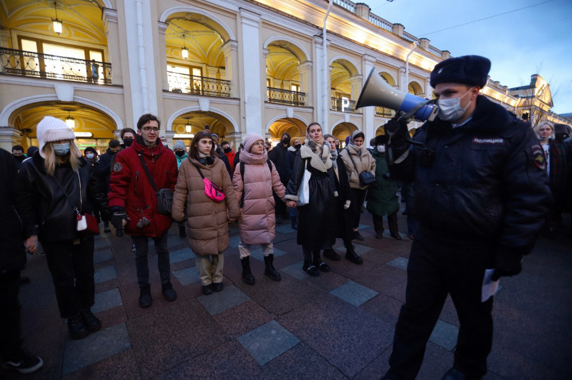 Manifestantes protestam contra ataque russo na Ucrânia. Ativistas estiveram nas ruas de  São Petersburgo - SERGEI MIKHAILICHENKO / AFP