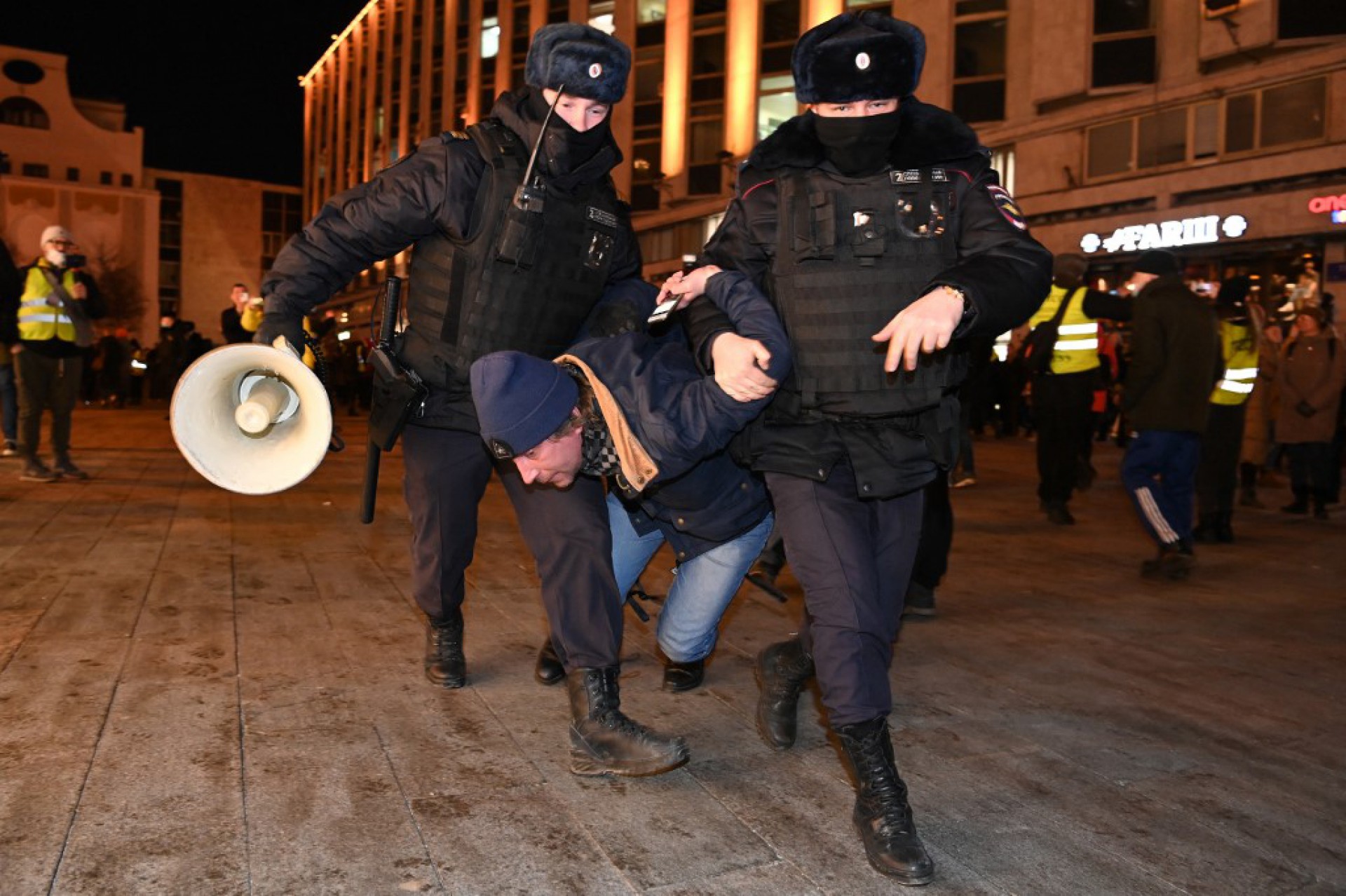 Manifestantes foram às ruas de cidades na Rússia em protesto contra a invasão na Ucrânia - KIRILL KUDRYAVTSEV / AFP
