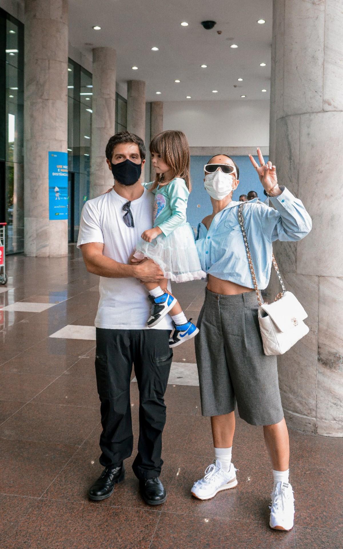 Sabrina Sato, Duda Nagle e Zoe desembarcam em aeroporto do Rio