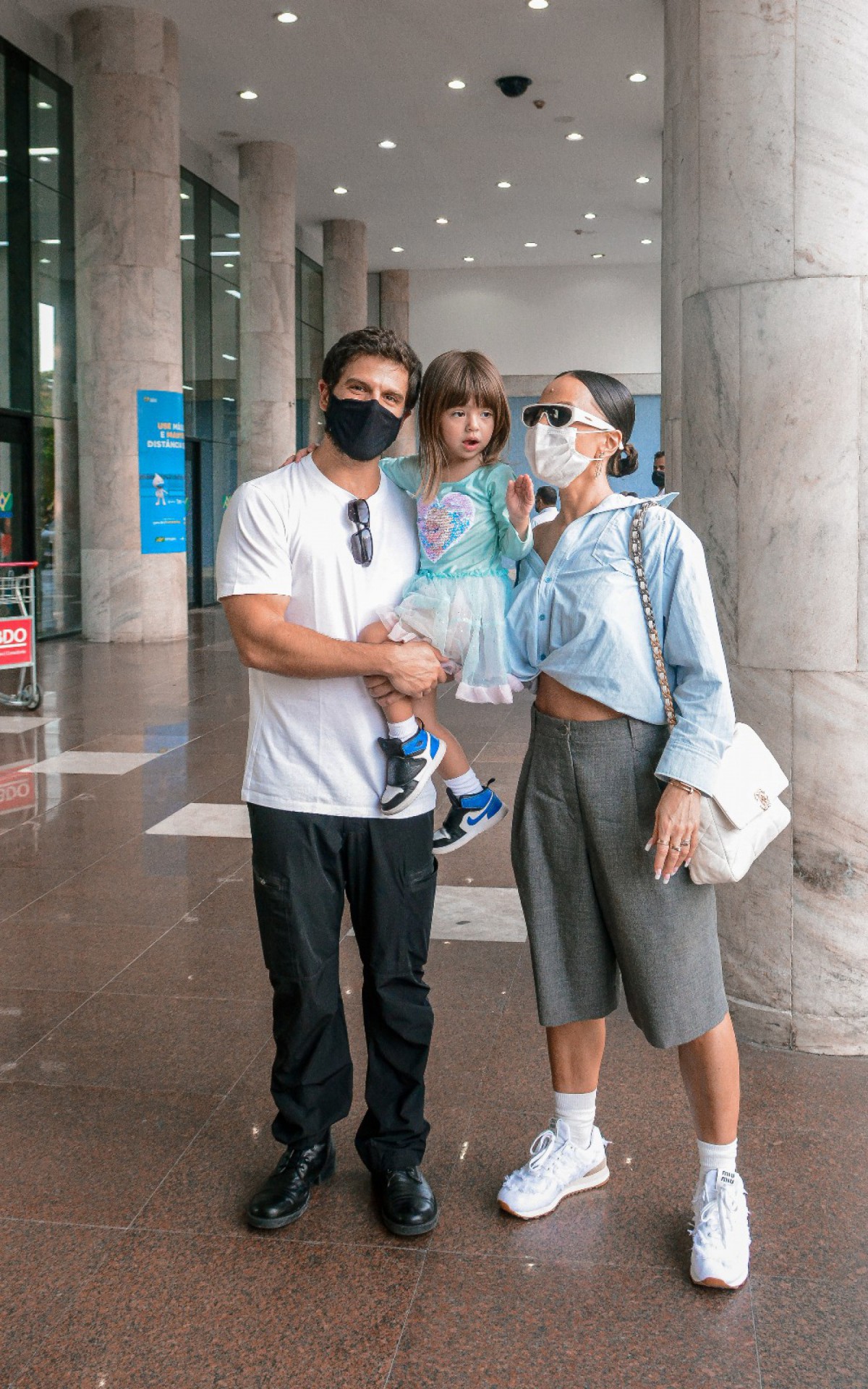Sabrina Sato, Duda Nagle e Zoe desembarcam em aeroporto do Rio
