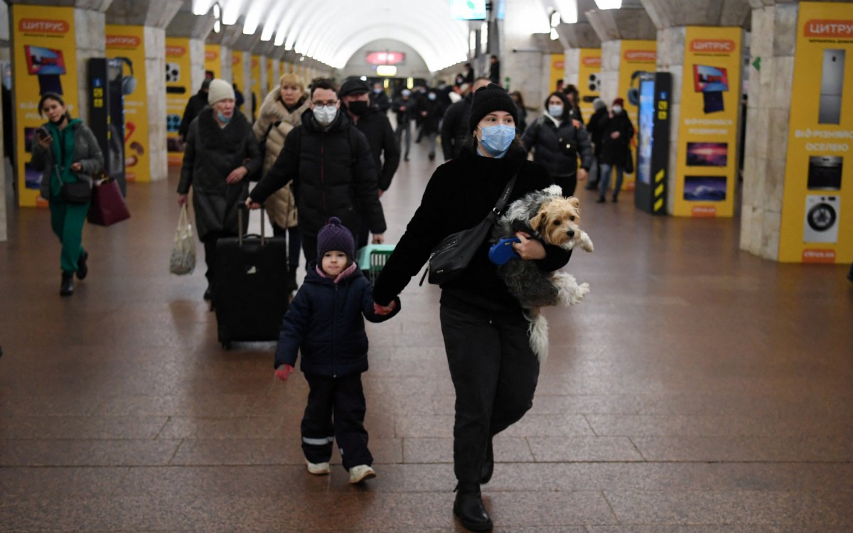 Metr&Atilde;Ž em Kiev &Atilde;&copy; usado como abrigo contra ataques russos