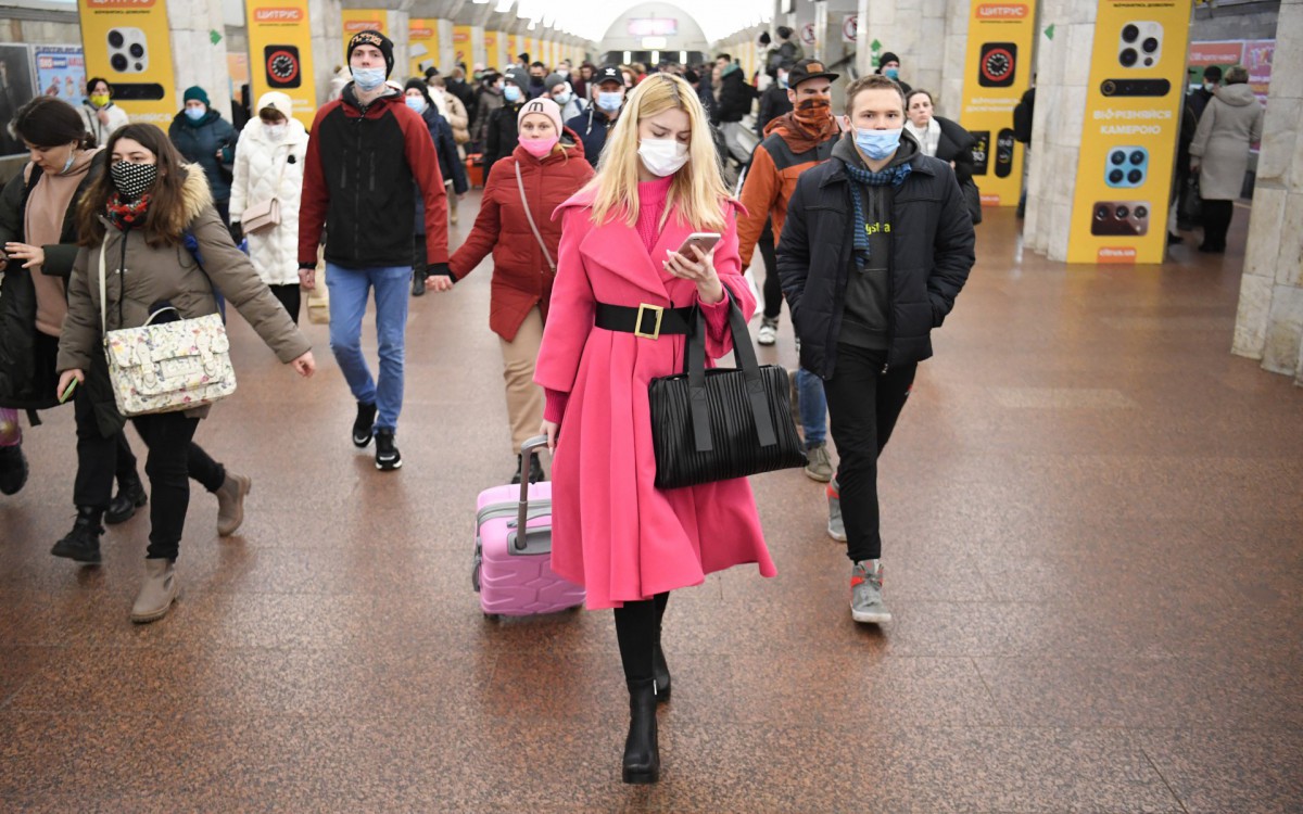 Metr&ocirc; em Kiev &eacute; usado como abrigo contra ataques russos