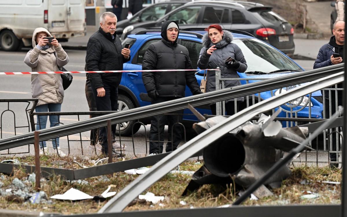 Pessoas observam restos de um projétil em Kiev, capital da Ucrânia