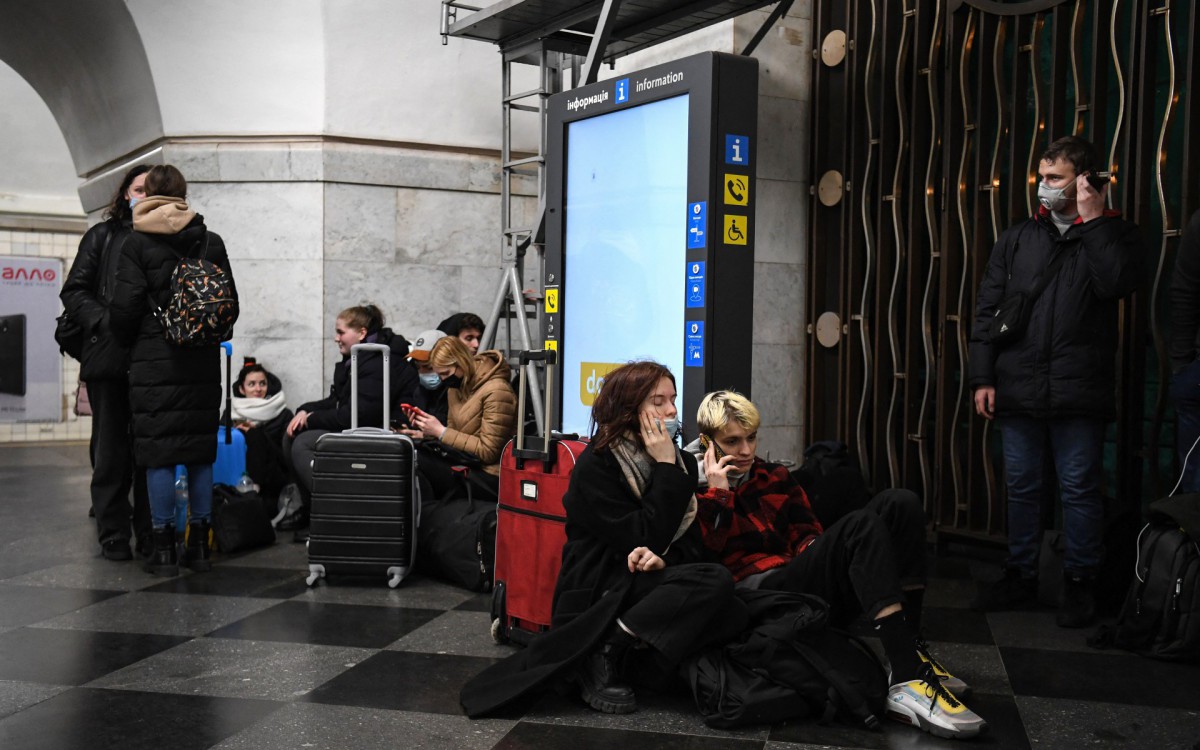 Metr&ocirc; em Kiev &eacute; usado como abrigo contra ataques russos