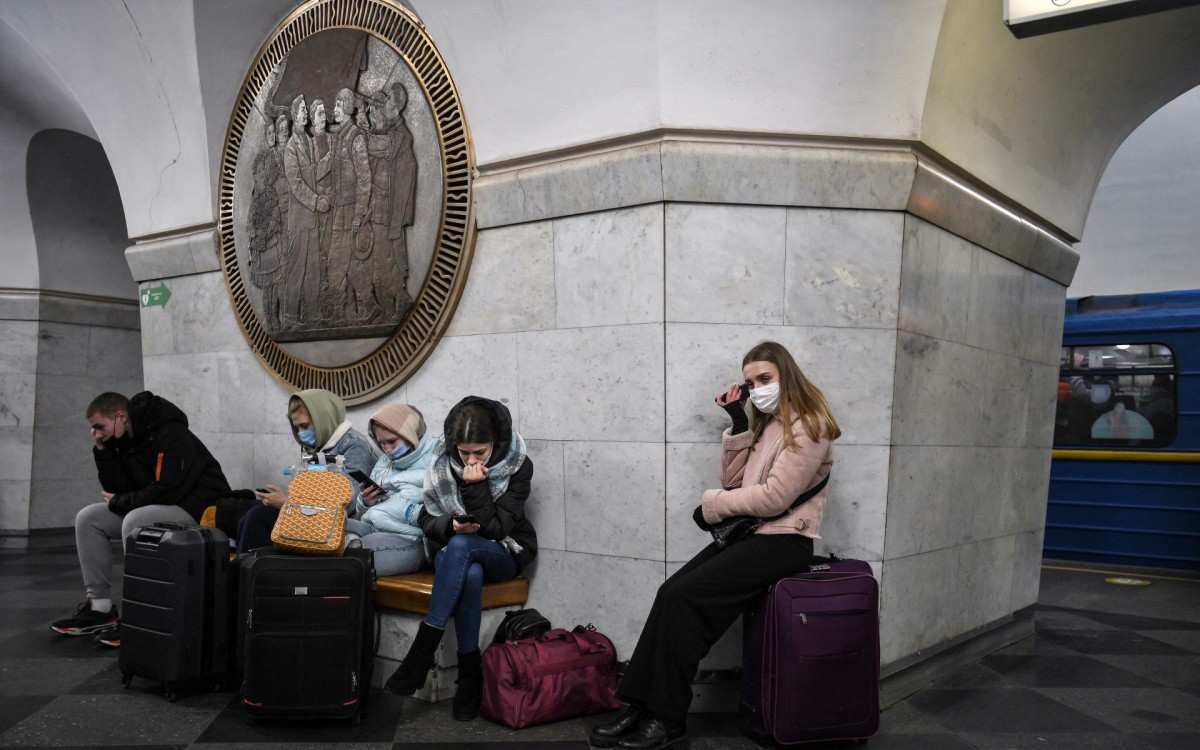 Metrô em Kiev é usado como abrigo contra ataques russos - AFP