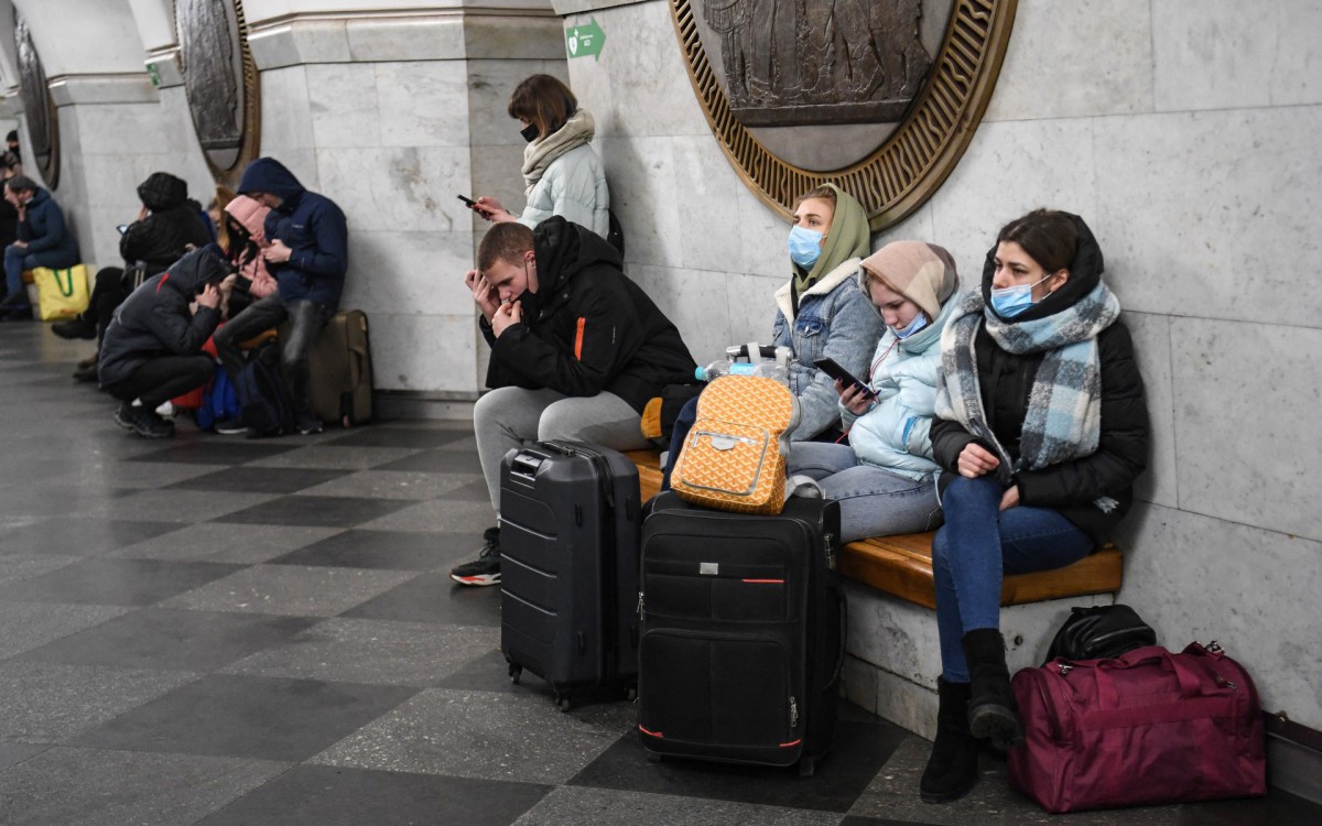 Metr&ocirc; em Kiev &eacute; usado como abrigo contra ataques russos