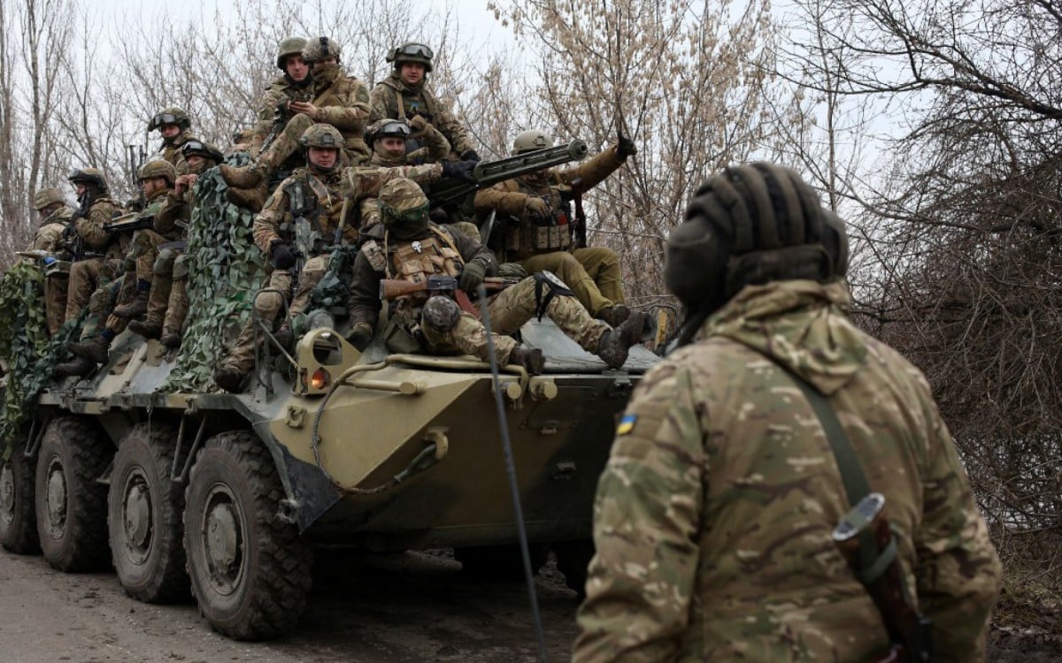 Militares ucranianos se preparam para repelir um ataque na região de Lugansk, na Ucrânia, nesta quinta-feira, 24 - ANATOLII STEPANOV / AFP