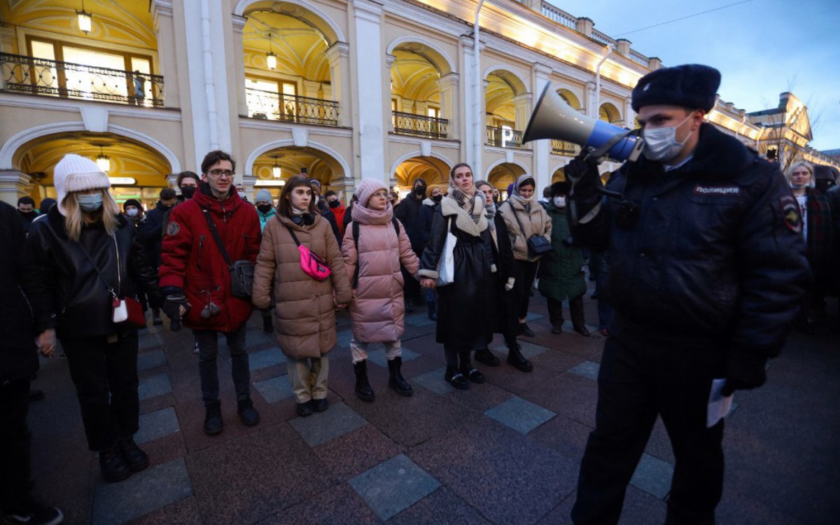 Manifestantes protestam contra ataque russo na Ucr&acirc;nia. Ativistas estiveram nas ruas de  S&atilde;o Petersburgo