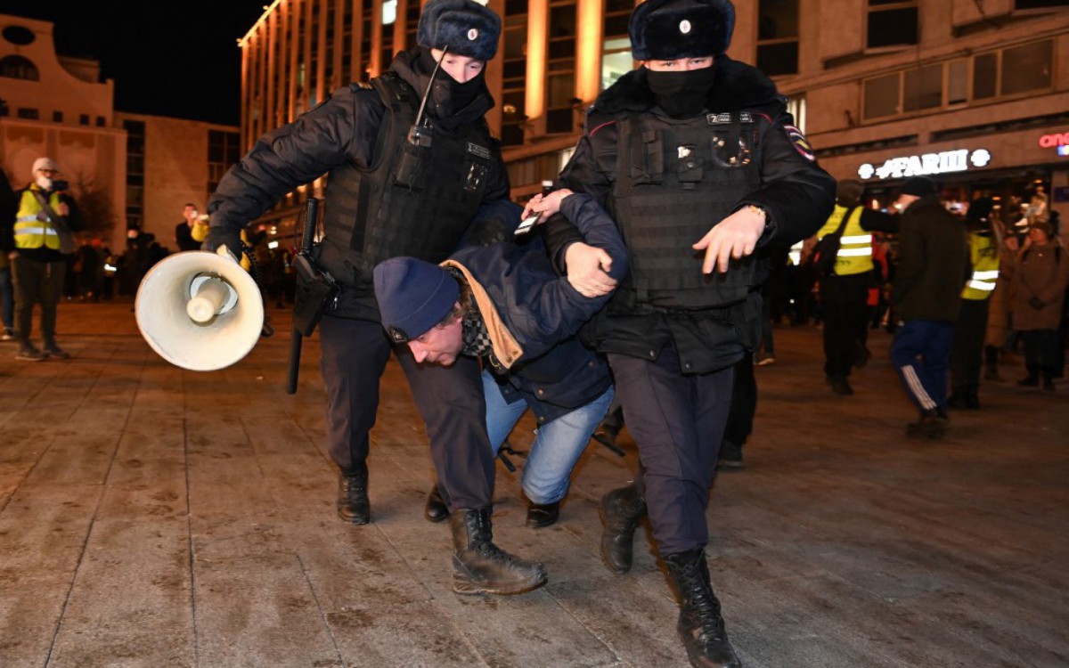 Manifestantes foram &agrave;s ruas de cidades na R&uacute;ssia em protesto contra a invas&atilde;o na Ucr&acirc;nia
