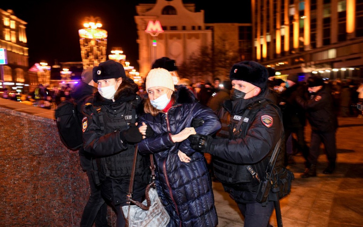 Manifestantes foram às ruas de cidades na Rússia em protesto contra a invasão na Ucrânia -  AFP