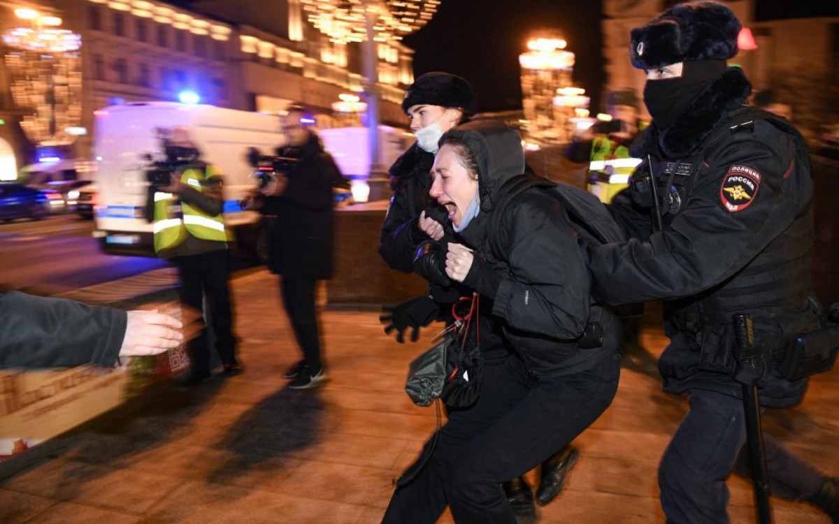 Manifestantes foram &agrave;s ruas de cidades na R&uacute;ssia em protesto contra a invas&atilde;o na Ucr&acirc;nia