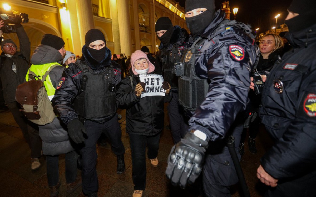Manifestantes protestam contra ataque russo na Ucr&acirc;nia. Ativistas estiveram nas ruas de  S&atilde;o Petersburgo