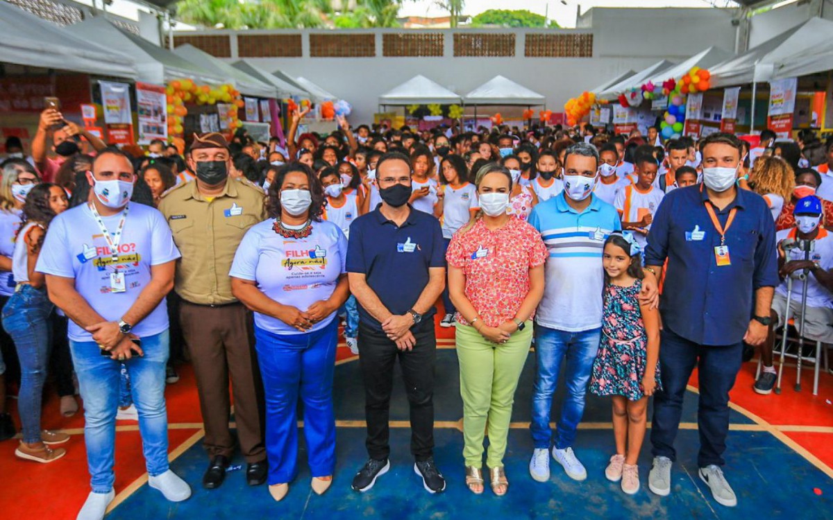 Deputada Daniela do Waguinho (5&ordf; da esquerda para a direita) destacou o car&aacute;ter educativo da campanha