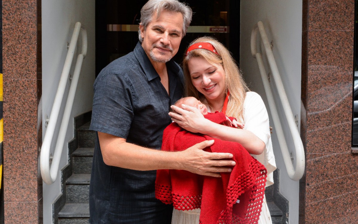 Edson Celulari e Karin Roepke deixam a maternidade com a filha, Chiara