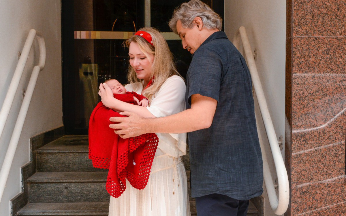 Edson Celulari e Karin Roepke deixam a maternidade com a filha, Chiara