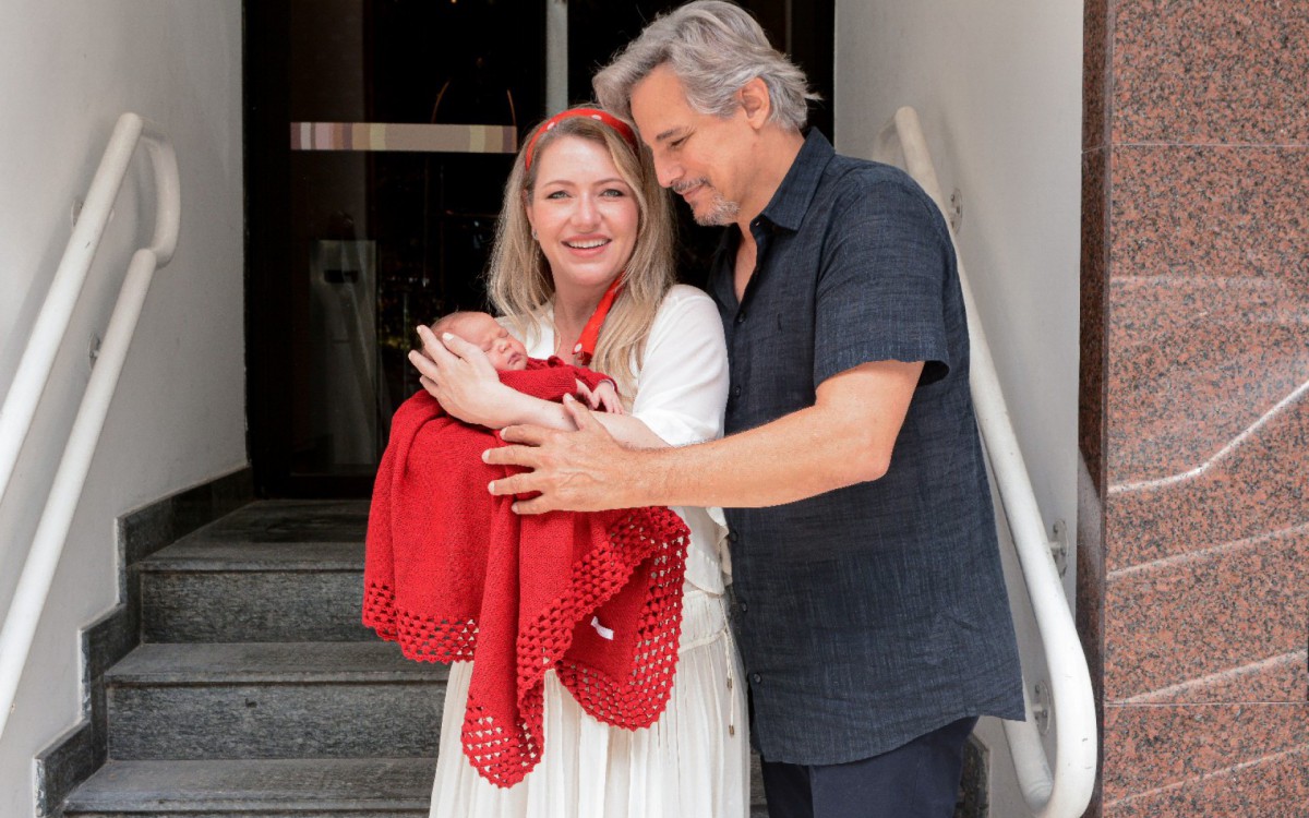 Edson Celulari e Karin Roepke deixam a maternidade com a filha, Chiara