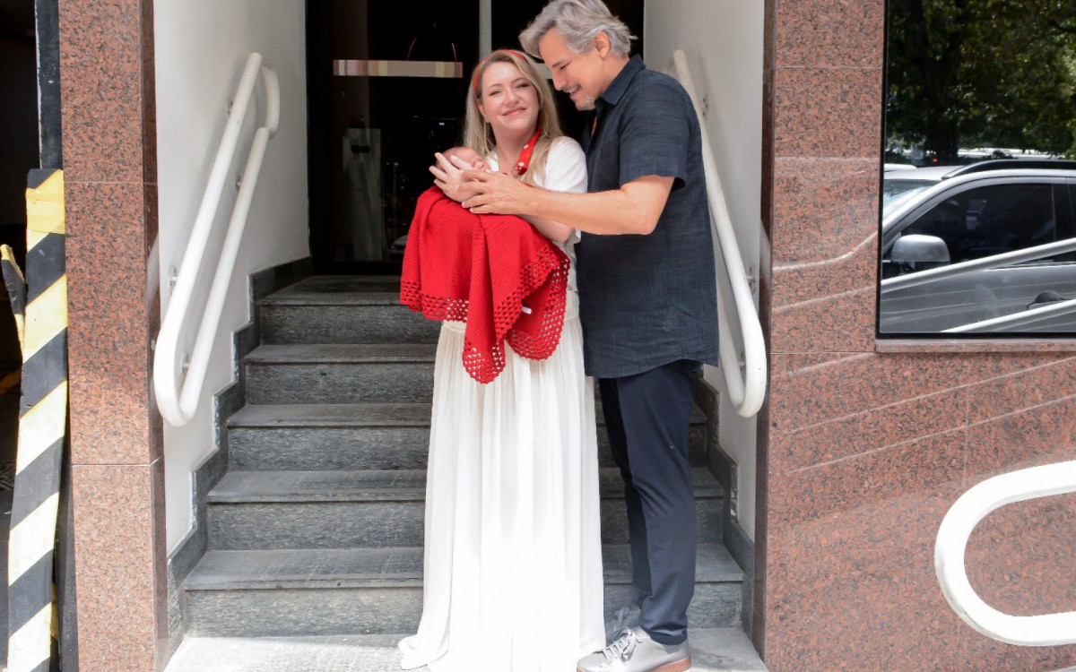 Edson Celulari e Karin Roepke deixam a maternidade com a filha, Chiara