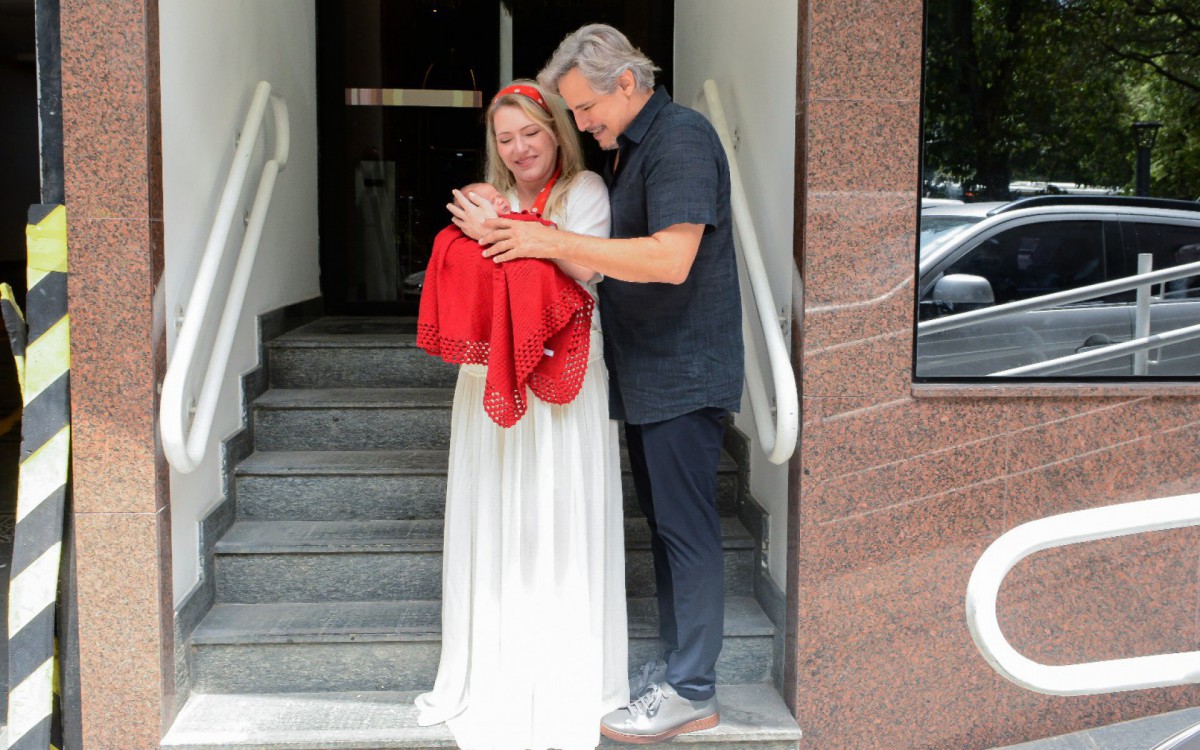 Edson Celulari e Karin Roepke deixam a maternidade com a filha, Chiara