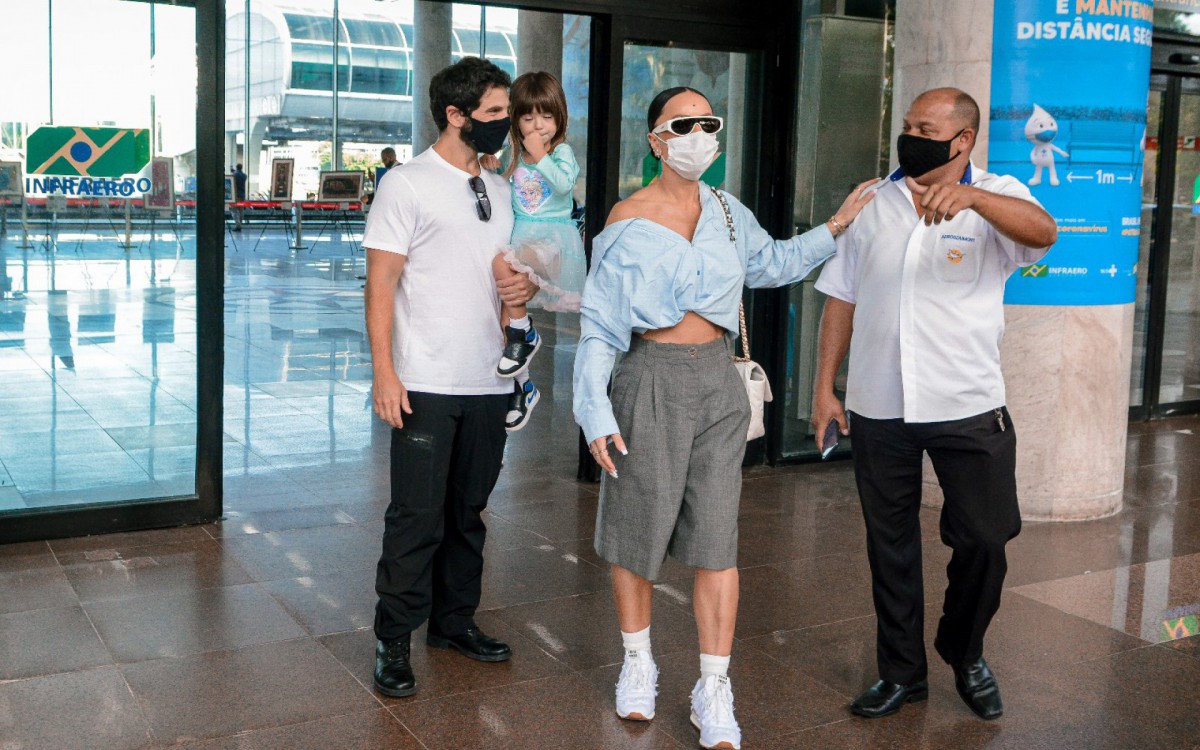Sabrina Sato, Duda Nagle e Zoe desembarcam em aeroporto do Rio