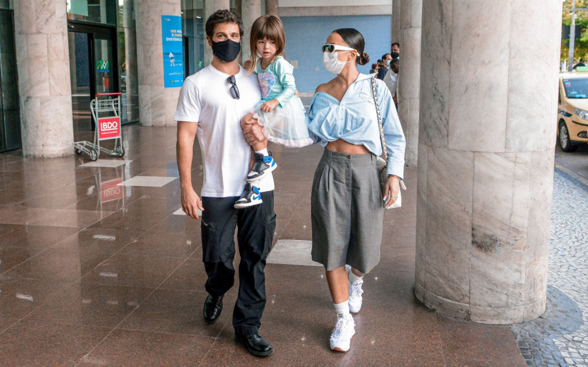 Sabrina Sato, Duda Nagle e Zoe desembarcam em aeroporto do Rio